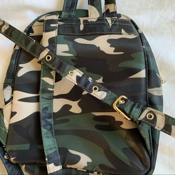 ✨SOLD✨Camo Mini Backpack - Picture 4 of 5